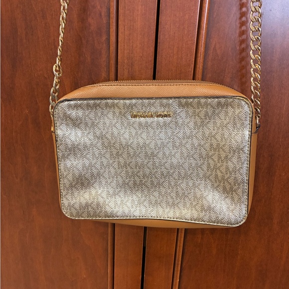 Michael Kors Jet Set Crossbody - Picture 3 of 15